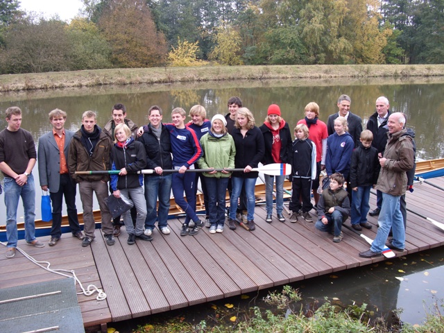 Gruppenbild - Die Jugendlichen halten gemeinsam 2 Skulls auf dem Steg.