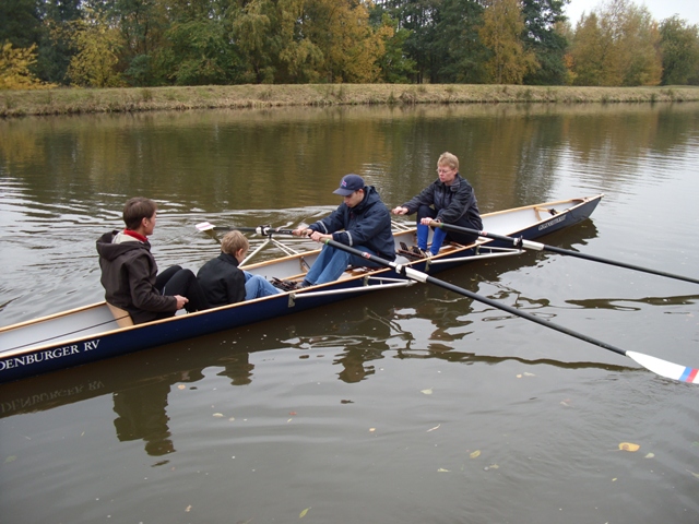 Im Ruderboot 2 blinde Schüler und ihre Betreuer.